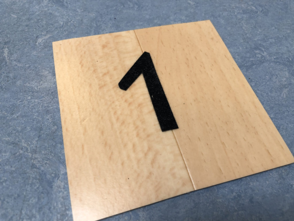 Aufgeklebte hervorgehobene Zahl