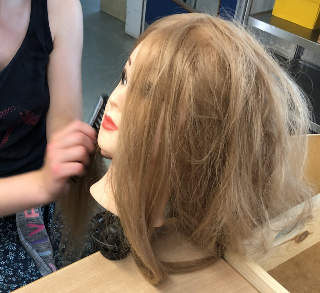 Frisierpuppe kämmen